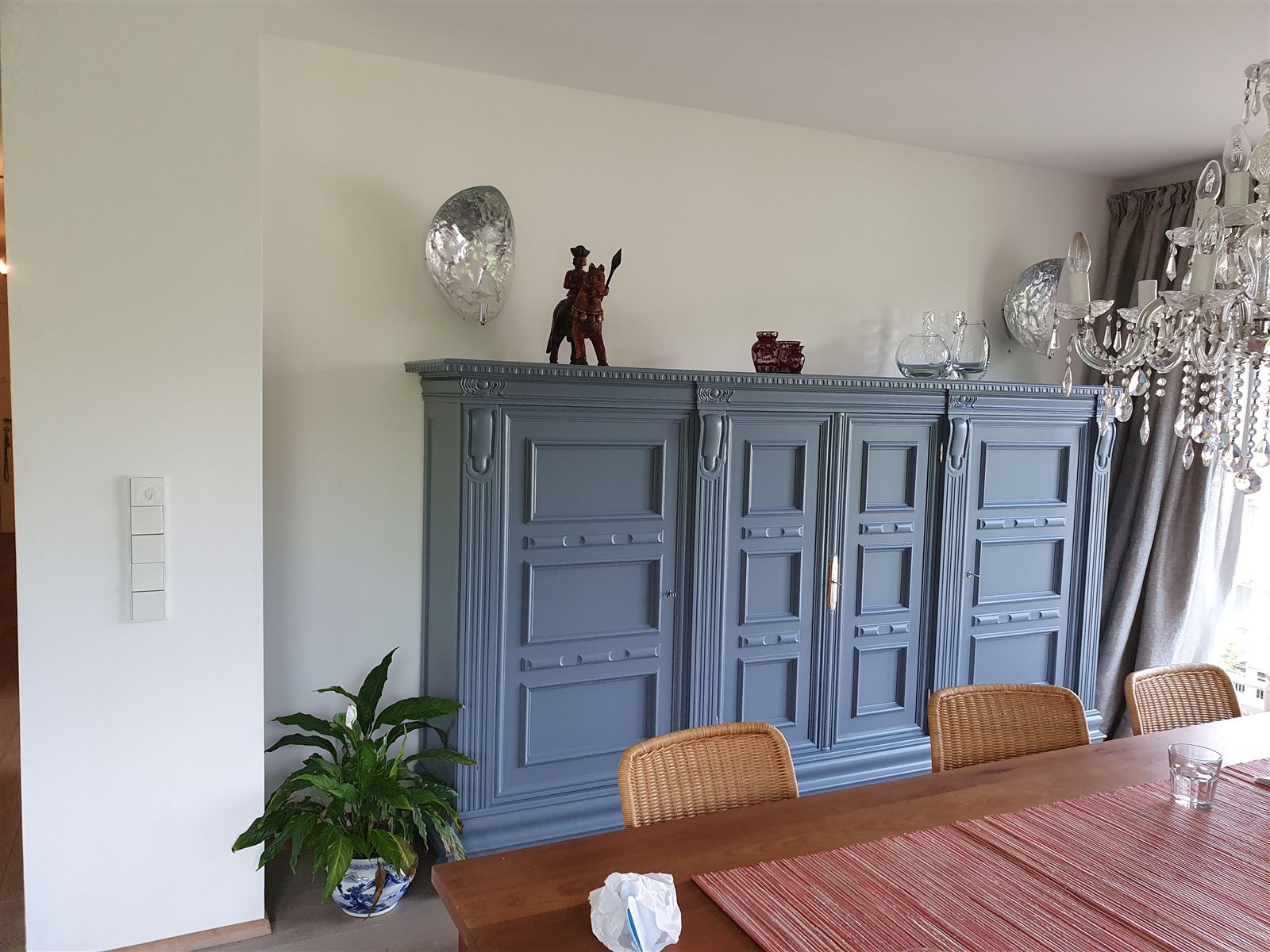 Hochschrank in Blau modernisiert